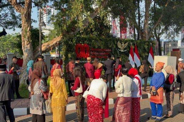 Masyarakat Antusias Antre Masuk Istana Merdeka jelang Upacara HUT ke-80 RI