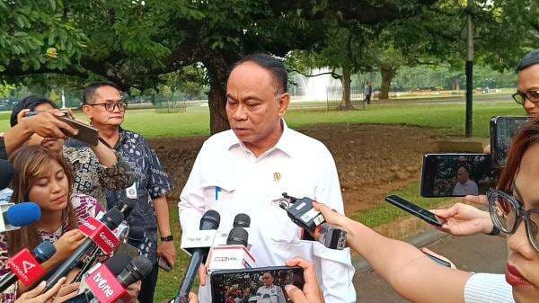 Menkop Budi Arie Bantah Gaji Pengurus Koperasi Desa Rp8 Juta/Bulan Menkop Budi Arie Bantah Gaji Pengurus Koperasi Desa Rp8 Juta/Bulan