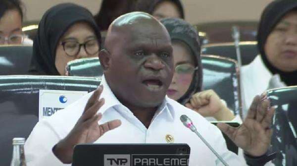 Menteri HAM Natalius Pigai Larang Pengibaran Bendera One Piece!