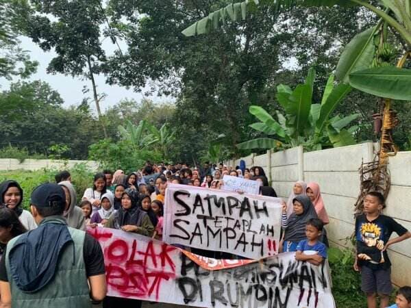 Merasa Dibodohi, Ratusan Warga Rumpin Bogor Demo Tolak Pembangunan TPST