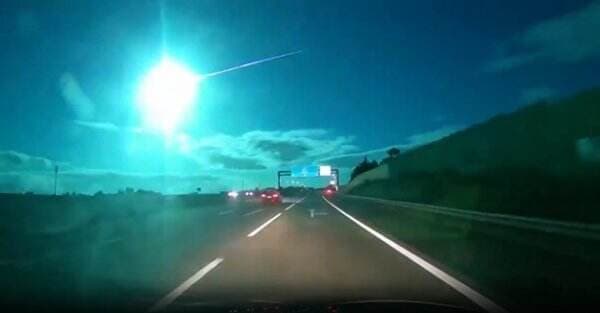 Meteor Jatuh di Wilayah Eropa Timbulkan Warna Biru Terang