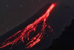 Minggu Pagi, 8 Kali Guguran Lava Pijar Dimuntahkan Gunung Merapi