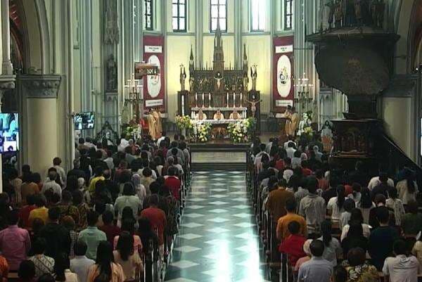 Ribuan Umat Katolik Ikuti Misa Pontifikal Minggu Paskah di Gereja Katedral Jakarta
