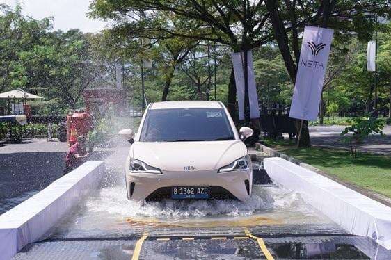 Mobil Listrik Terendam Banjir, Ini Cara agar Tidak Korsleting