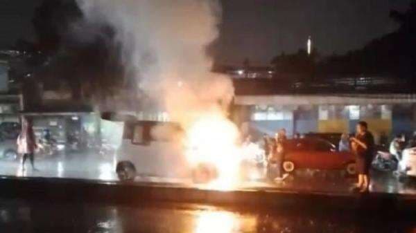 Mobil Listrik Terbakar Hebat di Bandung, Sempat Terdengar Ledakan 3 Kali 