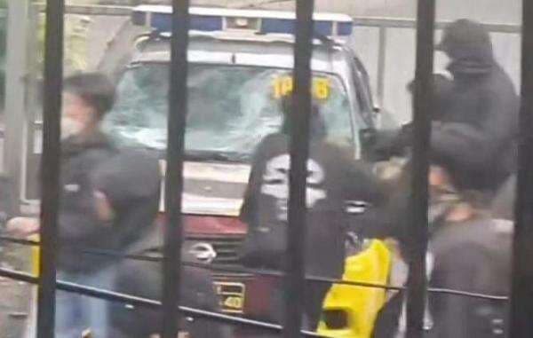 May Day, Massa Berpakaian Hitam Rusak Mobil Polisi di Bandung