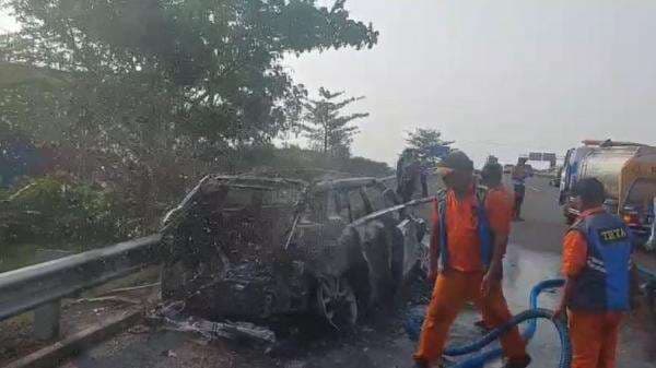 Mobil Range Rover Hangus Terbakar di Tol Gempol-Pandaan Pasuruan