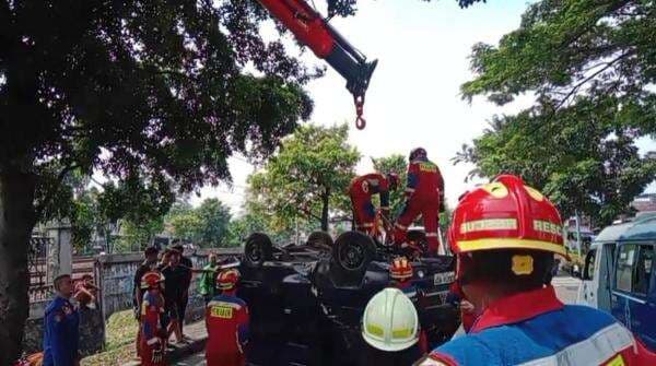 Mobil Pengangkut Uang Terbalik di Klender, Jaktim