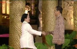 Momen Jokowi dan Puan Maharani Saling Bertegur Sapa di KTT WWF di Bali