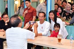 Momen Jokowi Sapa Warga dan Santap Nasi Goreng di Mal Kendari