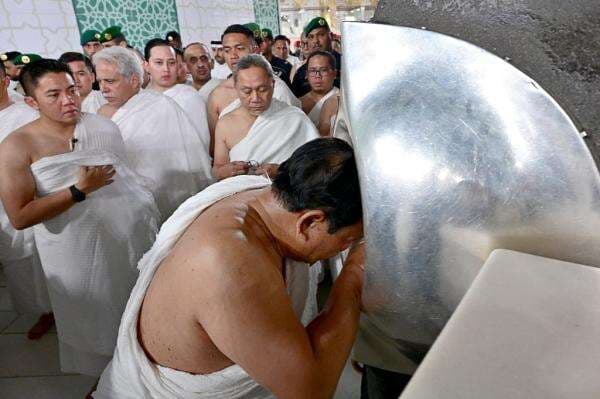 Momen Presiden Prabowo Cium Hajar Aswad di Masjidil Haram Momen Presiden Prabowo Cium Hajar Aswad di Masjidil Haram