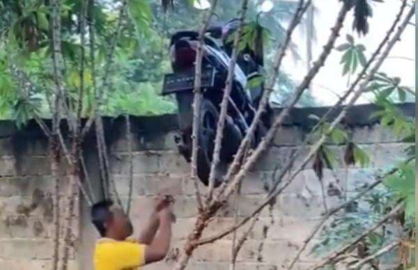 Viral Maling di Lampung Timur Gagal Gondol Motor gegara Tersangkut Tembok