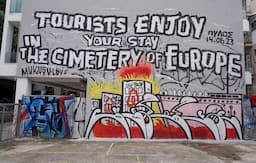 Muak dengan <i>Overtourism</i>, Warga Athena Usir Turis Lewat Grafiti