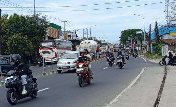 Didominasi Pemudik Motor, Jalur Pantura Karawang Terpantau Ramai Lancar