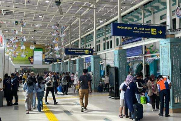 Stasiun Senen Dibanjiri Pemudik di H-2 Lebaran