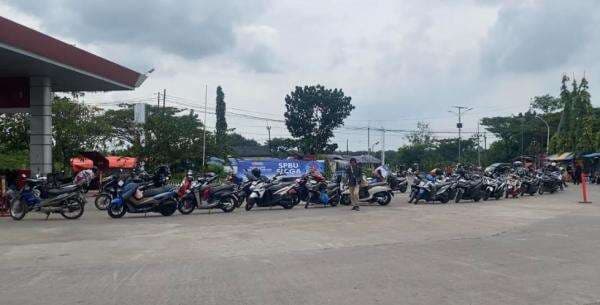 Momen Ribuan Pemudik Sholat Jumat Berjamaah di Pantura