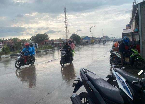 Pemudik Berjibaku Terabas Hujan di Cipali dan Pantura Cirebon