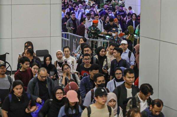 Pemudik Membeludak, Pulang Kampung Naik Kereta Cepat Whoosh 