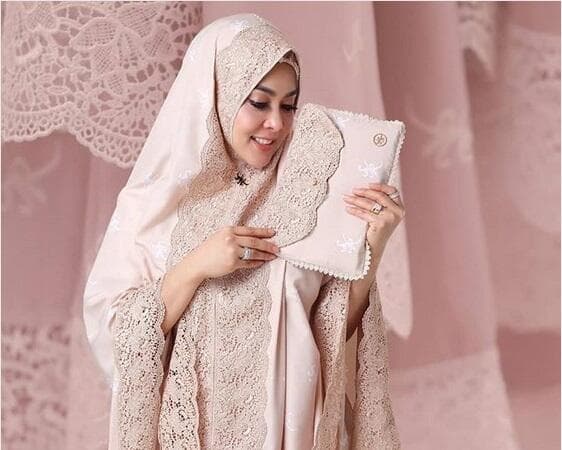 7 Artis Jualan Mukena, dari Syahrini hingga Nagita Slavina