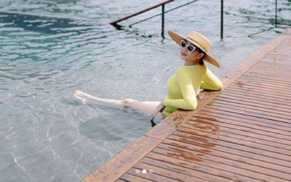 Potret Nagita Slavina Pakai Baju Renang di Italia, Netizen: Kakinya Bening Banget Potret Nagita Slavina Pakai Baju Renang di Italia, Netizen: Kakinya Bening Banget