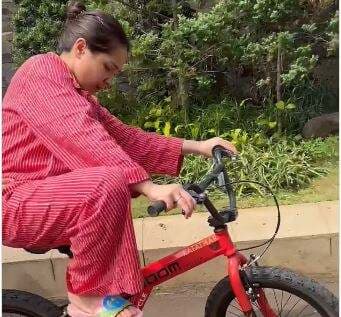 Nagita Slavina Belajar Naik Sepeda Roda Dua, Mbak Lala: Gowes, Bu!