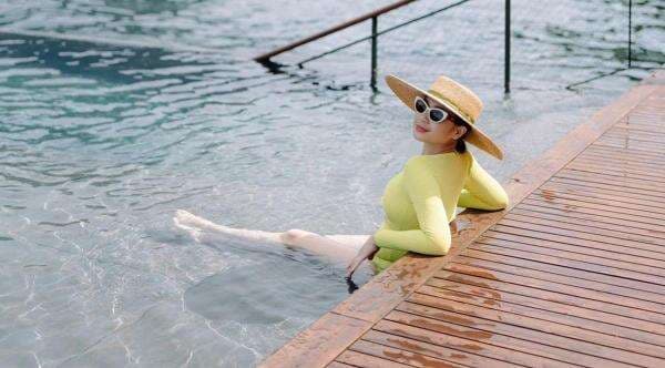 Nagita Slavina Berendam Pakai Swimsuit di Danau Como, Netizen Salah Fokus