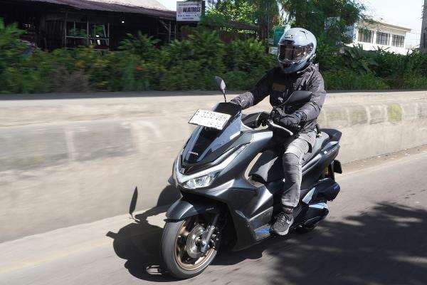 Bisa Berakibat Fatal, Ini 5 Bahaya Gunakan Handphone saat Naik Motor