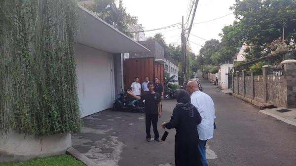 Suasana Rumah Duka Suami Najwa Shihab, Pelayat Mulai Berdatangan