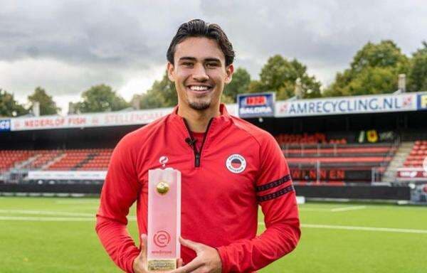 Viral Potret Nathan Tjoe-A-On Menggerutu ketika Tanda Tangan Jersey, Kenapa?