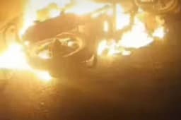 Nekat Serang Permukiman Warga di Bogor, Motor Milik Gengster Dibakar Massa