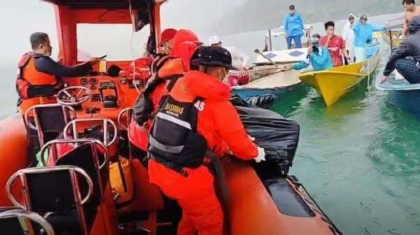 Perahu Diterjang Ombak, Nelayan Pesisir Barat Jatuh ke Laut Ditemukan Tewas Perahu Diterjang Ombak, Nelayan Pesisir Barat Jatuh ke Laut Ditemukan Tewas