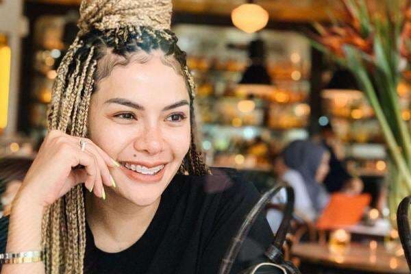 Laura Bawa Bunga untuk Nikita Mirzani yang Berulang Tahun, Dibalas Peluk Erat Sang Ibu