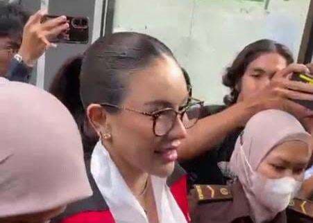 Momen Nikita Mirzani Dimarahi Hakim karena Ngobrol saat Sidang Kasus Pemerasan