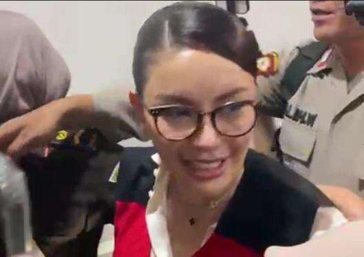 Nikita Mirzani Menangis saat Bacakan Eksepsi di Sidang Lawan Reza Gladys: Saya Dizalimi