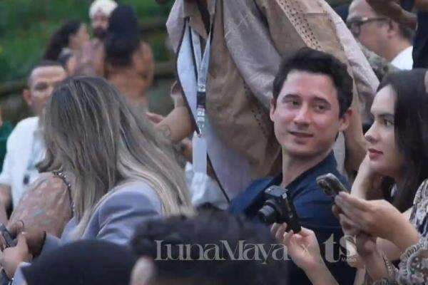 Nino Fernandez dan Steffi Zamora Kompak Hadir di Pernikahan Luna Maya-Maxime Bouttier Nino Fernandez dan Steffi Zamora Kompak Hadir di Pernikahan Luna Maya-Maxime Bouttier