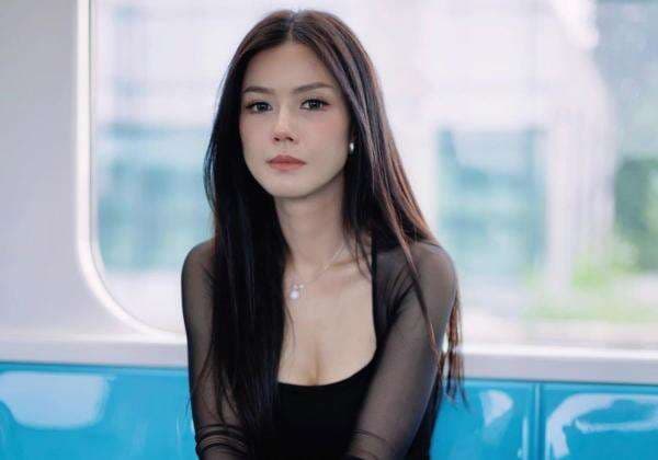 Potret Nita Gunawan Bergaya di MRT, Tampil Kece ala Cewek Mamba