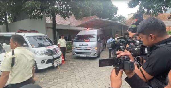 Detik-Detik Jenazah Hotma Sitompul Dibawa dari RSCM ke Rumah Duka