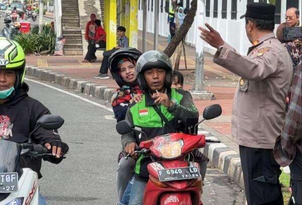 Demo di DPR Bawa Anak-Istri, Ojol Ini Diusir Polisi Demo di DPR Bawa Anak-Istri, Ojol Ini Diusir Polisi