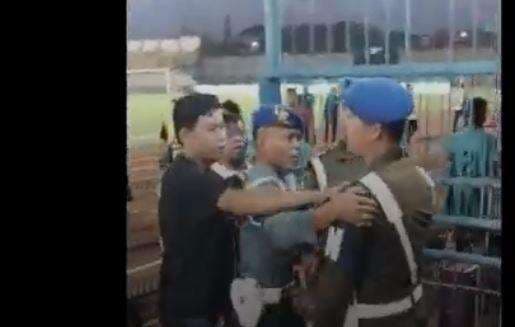 Viral Oknum TNI Pukul Official Madura United di Bangkalan, Begini Endingnya Viral Oknum TNI Pukul Official Madura United di Bangkalan, Begini Endingnya