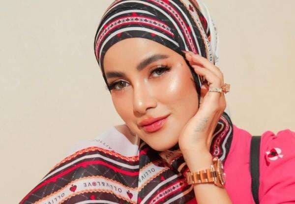 Biodata dan Agama Olla Ramlan, Artis Cantik yang Memulai Karier dari <i>Cover Girl</i> Majalah
