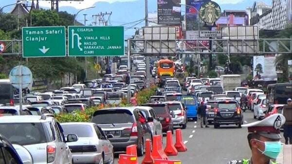 <i>One Way</i> Diberlakukan ke Puncak Bogor, Prioritas Jalur Naik   