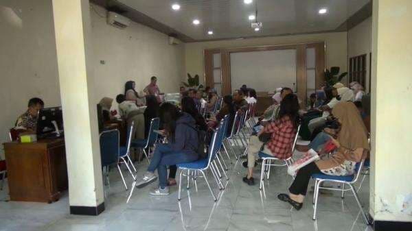 Hari Terakhir Pendaftaran SPMB, Ratusan Orang Tua Datangi Dinas Pendidikan Salatiga Hari Terakhir Pendaftaran SPMB, Ratusan Orang Tua Datangi Dinas Pendidikan Salatiga