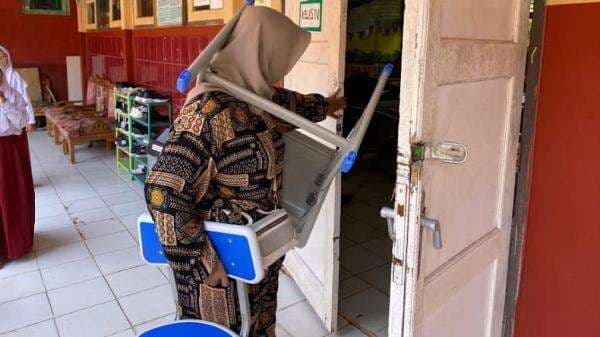 Kesedihan Orang Tua Siswa di Lebak, Diminta Ganti Rugi Kursi dan Meja Sekolah yang Rusak