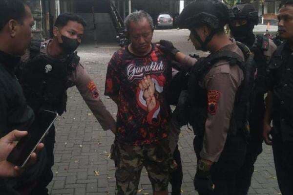 Brutal! Aksi Pria Tua Bersenjata Celurit Mengamuk di Balai Kota Solo, Rusak 3 Mobil Dinas