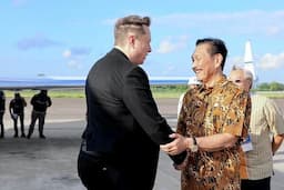 Pakai Batik, Luhut Jemput Elon Musk Resmikan Starlink di Bali