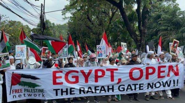 Gelar Aksi Bela Palestina, Massa Kepung Kedubes Mesir Sambil Bawa Panci