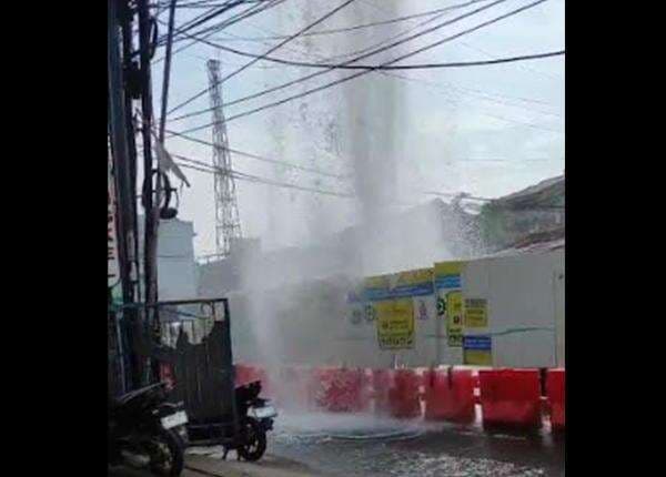 Proyek Pipa PAM Jaya di Bekasi Diduga Bocor, Air Menyembur Deras ke Udara
