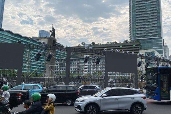 Viral TikTokers Diusir Satpol PP saat Lagi Live Streaming di Bundaran HI