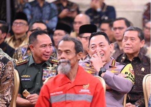 Panglima TNI Dampingi Presiden RI Serahkan Zakat untuk Kesejahteraan Umat