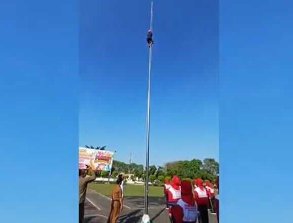 Viral Aksi Heroik Anggota BPBD Lumajang Panjat Tiang Bendera 15 Meter Perbaiki Tali Putus